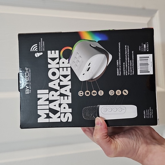 Mini Karaoke Speaker with Microphone - White - Picture 2 of 7